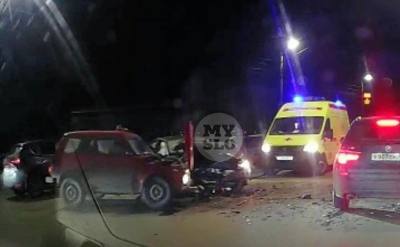 В Туле в ДТП с «Нивой» и BMW пострадали два человека