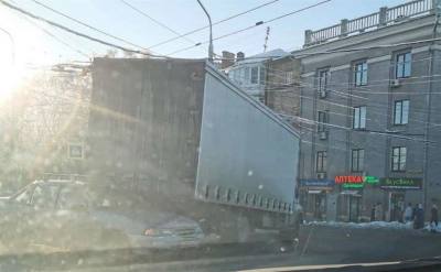 Из-за ДТП с грузовиком на проспекте Ленина образовалась пробка