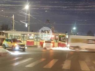 На ул. Пролетарской в Туле пробка из-за ДТП с трамваем