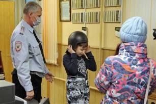 Тульские полицейские исполнили новогоднее желание третьеклассника Саши Зоткина