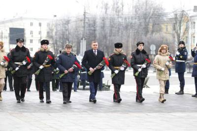 
                                            В честь 80-летия обороны Тулы Алексей Дюмин возложил цветы к Вечному огню
                                    