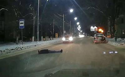В Новомосковске пешеход лег «отдыхать» на дороге и попал на запись видеорегистратора