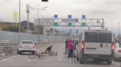 В Сочи на федеральной территории «Сириус» автомобиль сбил четырех велосипедисток из Тулы