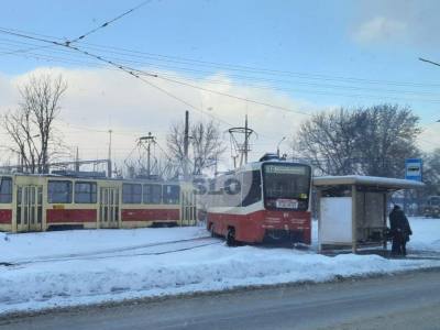 В Туле трамвай поехал в разные стороны и врезался в остановку