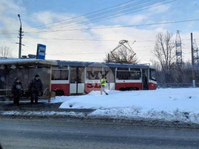 В Туле трамвай поехал в разные стороны и врезался в остановку