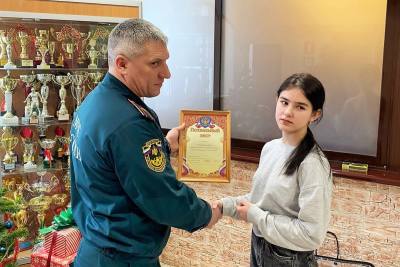 
                                            14-летнюю школьницу из Суворова наградили за спасение брата на пожаре
                                    