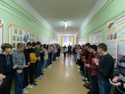 
                                            14-летнюю школьницу из Суворова наградили за спасение брата на пожаре
                                    