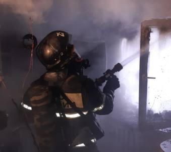 
                                            Спасатели вытащили 4 детей из пожара в многоквартирном доме в Новомосковске
                                    