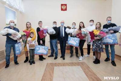 В Туле первых новорожденных 2022 года поздравили от имени Алексея Дюмина