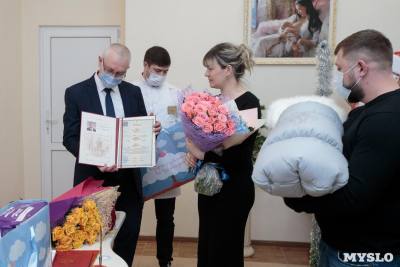 В Туле первых новорожденных 2022 года поздравили от имени Алексея Дюмина