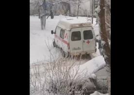 
                                            В тульском дворе машина "скорой помощи" застряла в снегу
                                    